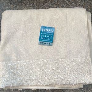 Avanti bath towel offwhite cream flower appliqué
